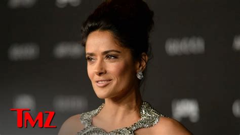 selma hyak flash|Salma Hayek Accidentally Flashes Chest in Wardrobe。